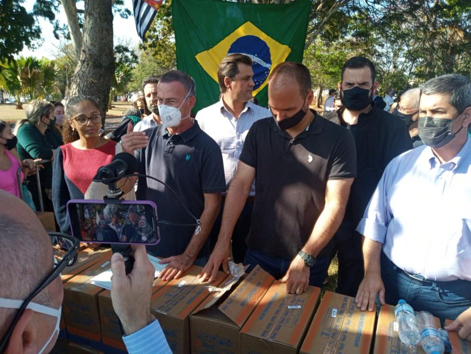 Foto 8 de 11 — Com presença de Eduardo Bolsonaro, vereadores e lideranças pedem impeachment de Edinho Silva